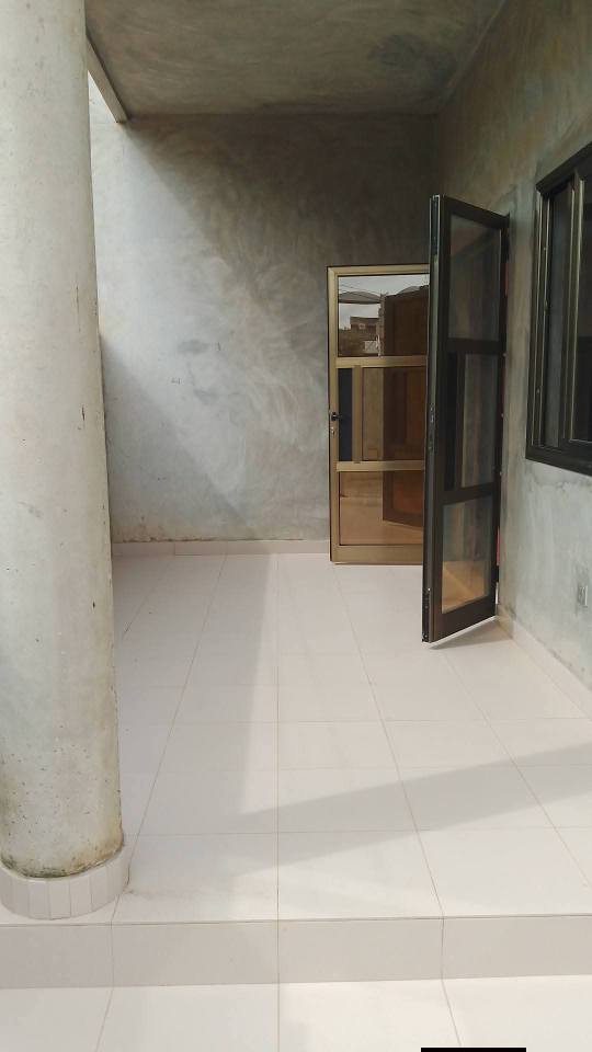 Maison dallée nouvelle construction de 3 chambre salon — photo 2