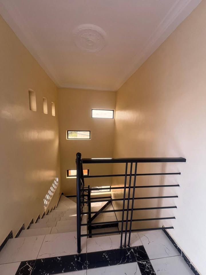 Studio Meublé de Standing seul à l'étage avec grande terrasse de 170 m² plan américain. — photo 4