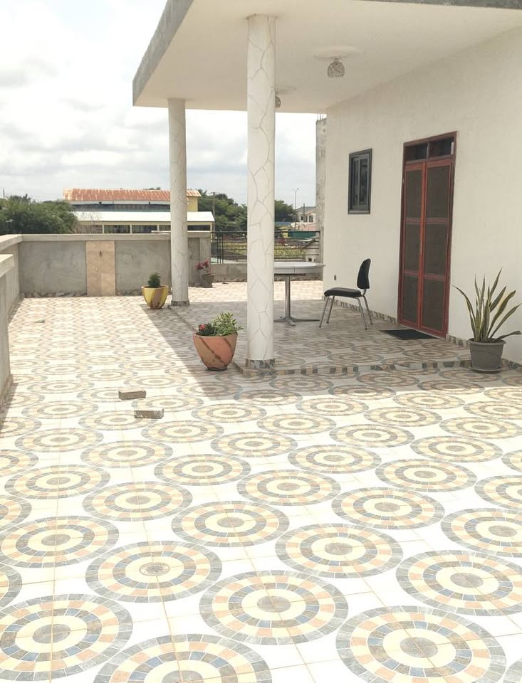 Studio Meublé de Standing seul à l'étage avec grande terrasse de 170 m² plan américain. — photo 8
