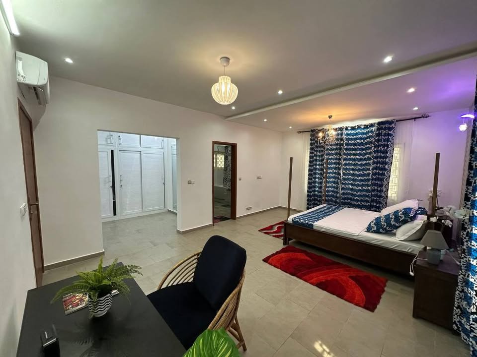 VILLA DUPLEX MEUBLÉE DE 4 CHAMBRES SALON AVEC JARDIN À LOUER À FIDJROSSÈ RUE STATION JNP — photo 3