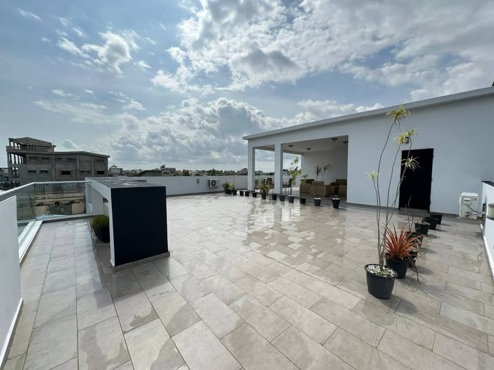 VILLA DUPLEX MEUBLÉE DE 4 CHAMBRES SALON AVEC JARDIN À LOUER À FIDJROSSÈ RUE STATION JNP — photo 5