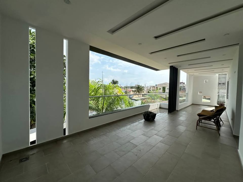 VILLA DUPLEX MEUBLÉE DE 4 CHAMBRES SALON AVEC JARDIN À LOUER À FIDJROSSÈ RUE STATION JNP — photo 4