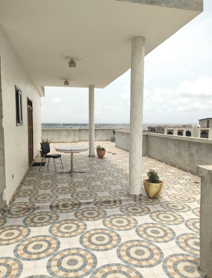 Studio Meublé de Standing seul à l'étage avec grande terrasse de 170 m² plan américain. — photo 7