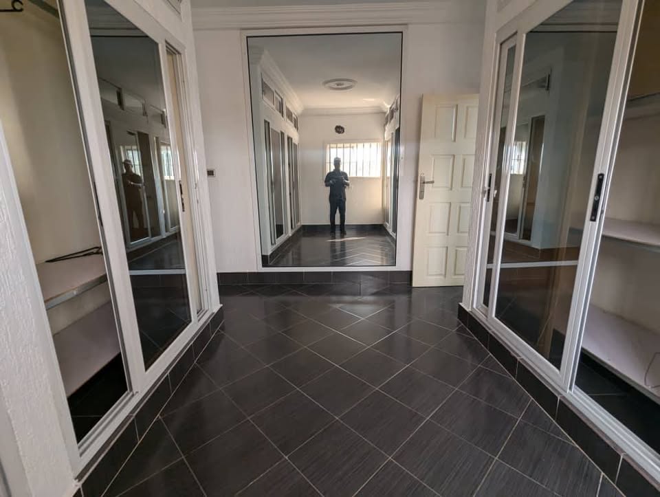 Location meublé à calavi Arconville Entrée personnelle de 3 chambres +salon a calavi — photo 13